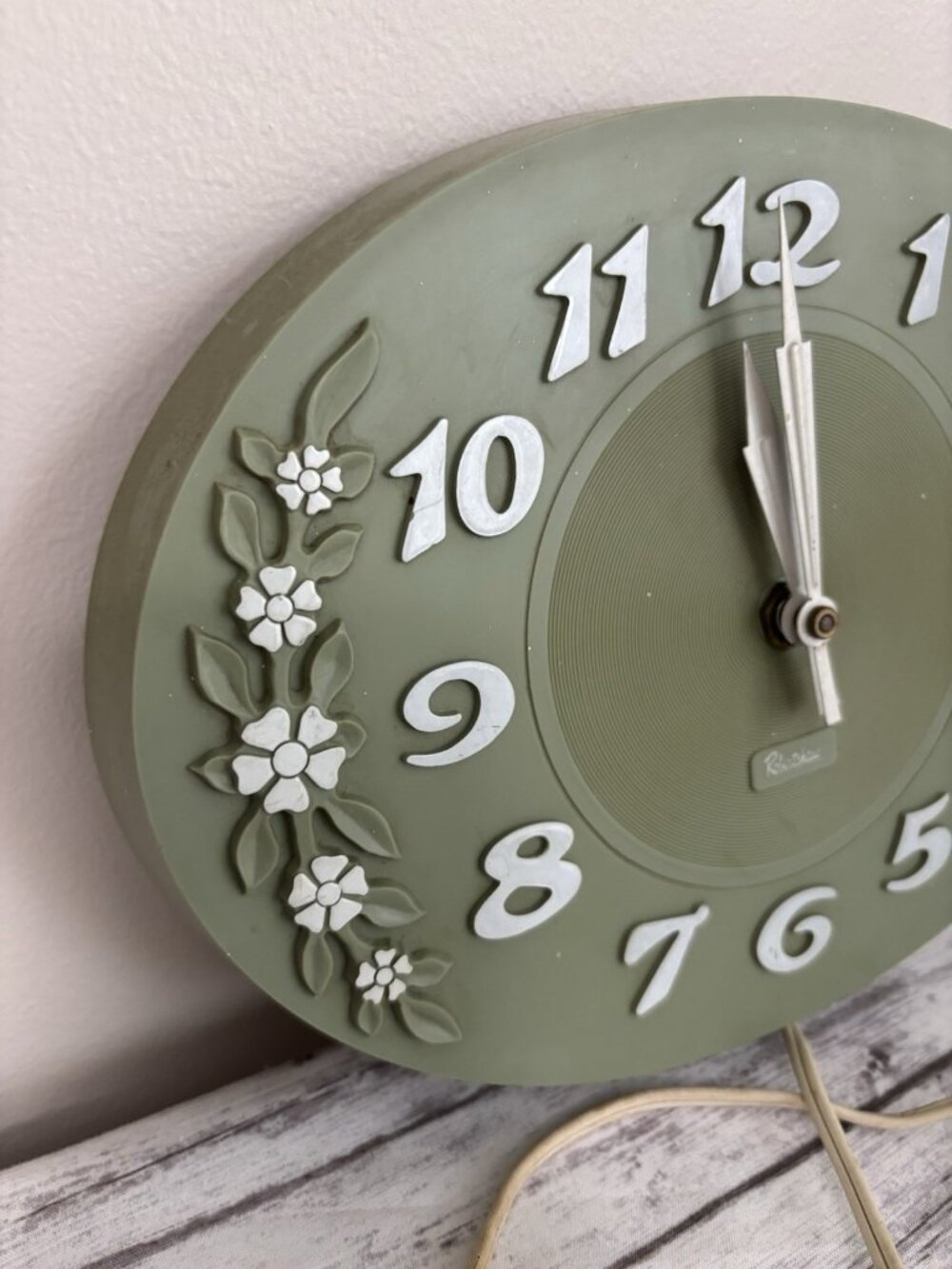 Vintage Robert Shaw Green Plastic Oval Mid Century Electric Wall Clock 1970's - Picture 4 of 14